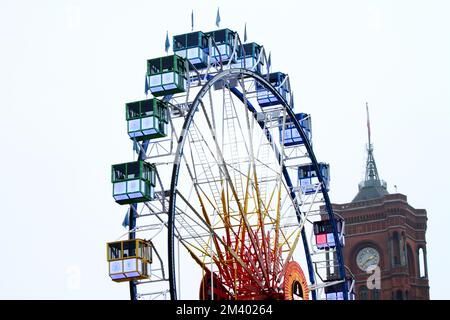 Berlino, Germania. 17th Dec, 2022. Berlin-Mitte: La ruota panoramica di 50 metri con le sue gondole panoramiche riscaldate. La vista si estende fino alla porta di Brandeburgo, Potsdamer Platz e anche alla torre della radio. (Foto di Simone Kuhlmey/Pacific Press) Credit: Pacific Press Media Production Corp./Alamy Live News Foto Stock