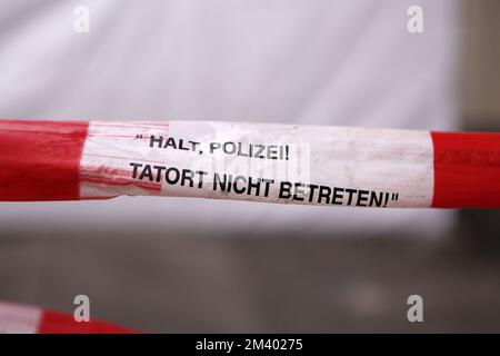 Berlino, Germania. 17th Dec, 2022. Berlin-Mitte: Nastro barriera di fronte all'Hotel Radisson, dove ieri scoppiò un acquario alto 16 metri. (Foto di Simone Kuhlmey/Pacific Press) Credit: Pacific Press Media Production Corp./Alamy Live News Foto Stock