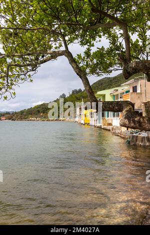 Case e spiaggia a Rebeirao da Ilha, Florianopolis, Santa Catarina, Brasile Foto Stock