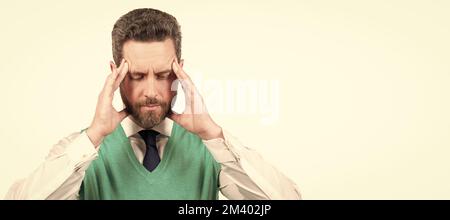 Uomo volto ritratto, banner con spazio copia. Megraine. Sofferenza uomo d'affari isolato su bianco. Stressato ragazzo che ha mal di testa. Foto Stock