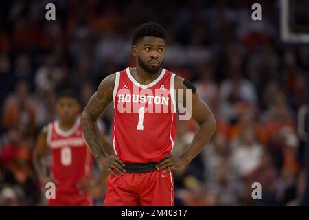 17 dicembre 2022: La guardia dei Cougars di Houston Jamal Shead (1) attende l'inizio della partita di basket NCAA tra i Cougars di Houston e i Cavaliers della Virginia al John Paul Jones Arena Charlottesville, Virginia. Houston sconfigge la Virginia 69 - 61. Jonathan Huff/CSM Foto Stock