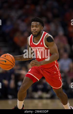 17 dicembre 2022: La guardia dei cougars di Houston Jamal Shead (1) sibila la palla durante la partita di basket NCAA tra gli Houston Cougars e i Virginia Cavaliers al John Paul Jones Arena Charlottesville, Virginia. Houston sconfigge la Virginia 69 - 61. Jonathan Huff/CSM Foto Stock