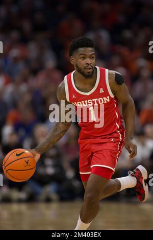 17 dicembre 2022: La guardia dei cougars di Houston Jamal Shead (1) sibila la palla durante la partita di basket NCAA tra gli Houston Cougars e i Virginia Cavaliers al John Paul Jones Arena Charlottesville, Virginia. Houston sconfigge la Virginia 69 - 61. Jonathan Huff/CSM Foto Stock