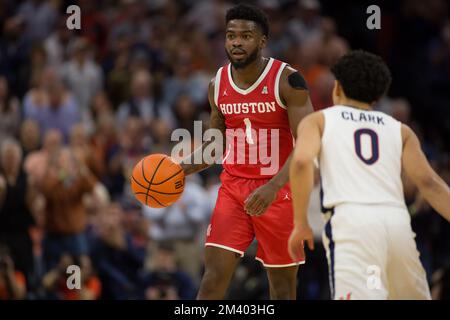 17 dicembre 2022: La guardia dei cougars di Houston Jamal Shead (1) corre l'offesa durante la partita di basket NCAA tra gli Houston Cougars e i Virginia Cavaliers alla John Paul Jones Arena Charlottesville, Virginia. Houston sconfigge la Virginia 69 - 61. Jonathan Huff/CSM Foto Stock