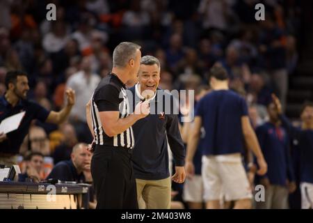 17 dicembre 2022: Il capo allenatore dei Cavalieri della Virginia Tony Bennett chiede una telefonata durante la partita di basket NCAA tra gli Houston Cougars e i Virginia Cavaliers alla John Paul Jones Arena Charlottesville, Virginia. Houston sconfigge la Virginia 69 - 61. Jonathan Huff/CSM Foto Stock