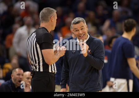 17 dicembre 2022: Il capo allenatore dei Cavalieri della Virginia Tony Bennett chiede una telefonata durante la partita di basket NCAA tra gli Houston Cougars e i Virginia Cavaliers alla John Paul Jones Arena Charlottesville, Virginia. Houston sconfigge la Virginia 69 - 61. Jonathan Huff/CSM Foto Stock