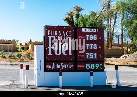 Furnace Creek, California USA - 8 MAR 2022: Prezzi elevati del carburante presso la stazione di servizio nel Death Valley National Park, inverno 2022 Foto Stock