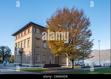 Luino, Italia - 12-06-2022: Il bellissimo Palazzo Verbania sul lungolago di Luino Foto Stock