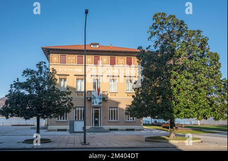 Luino, Italia - 12-06-2022: Il bellissimo Palazzo Verbania sul lungolago di Luino Foto Stock