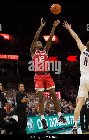 17 dicembre 2022: La guardia dei cougars di Houston Tramon Mark (12) spara per tre durante la partita di basket NCAA tra i cougars di Houston e i Cavaliers della Virginia al John Paul Jones Arena Charlottesville, Virginia. Houston sconfigge la Virginia 69 - 61. Jonathan Huff/CSM Foto Stock