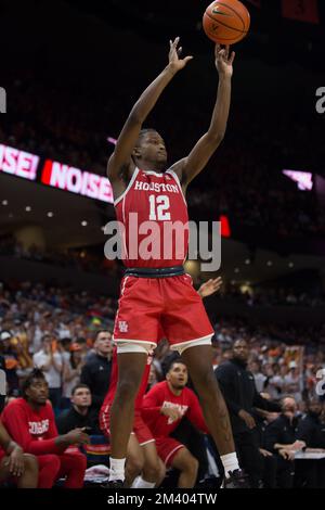 17 dicembre 2022: La guardia dei cougars di Houston Tramon Mark (12) spara per tre durante la partita di basket NCAA tra i cougars di Houston e i Cavaliers della Virginia al John Paul Jones Arena Charlottesville, Virginia. Houston sconfigge la Virginia 69 - 61. Jonathan Huff/CSM Foto Stock