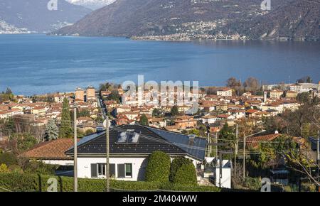 Vista ad alto angolo di Luino e Gernignaga sul Lago maggiore Foto Stock