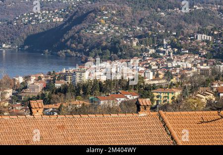 Vista ad alto angolo di Luino sul Lago maggiore Foto Stock
