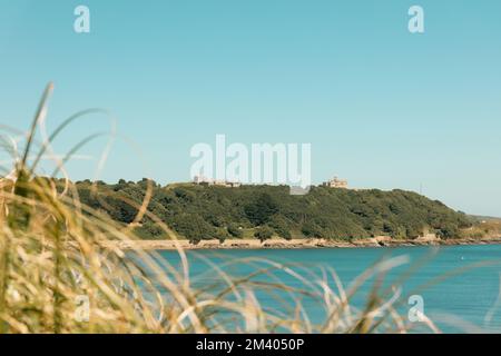 Viste panoramiche del castello di Pendennis a Falmouth in un'estate limpida lungo il sentiero costiero della Cornovaglia, Inghilterra. Foto Stock