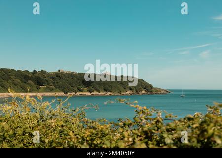 Viste panoramiche del castello di Pendennis a Falmouth in un'estate limpida lungo il sentiero costiero della Cornovaglia, Inghilterra. Foto Stock