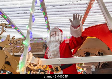 Padre Christmaswonding su un galleggiante al Lymm Dickensian Christmas Festival Foto Stock