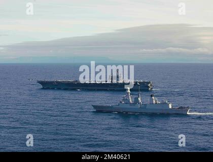 Mare Adriatico, Stati Uniti. 15 dicembre 2022. Gli Stati Uniti Portaerei di classe Nimitz Navy USS George H.W. Bush naviga a fianco della Marina militare Italiana cacciatorpediniere di difesa aerea di classe Andrea Doria IL SUO Andrea Doria durante le operazioni combinate del 15 dicembre 2022 nel Mare Adriatico, Italia. Credit: MC2 Stuart Posada/Planetpix/Alamy Live News Foto Stock