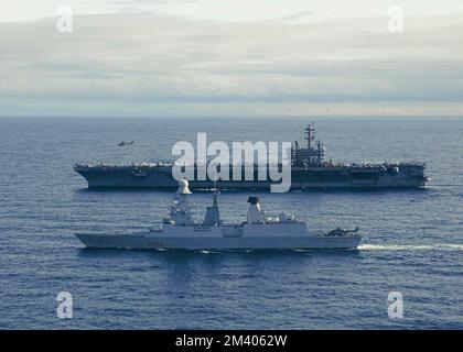 Mare Adriatico, Stati Uniti. 15 dicembre 2022. Gli Stati Uniti Portaerei di classe Nimitz Navy USS George H.W. Bush naviga a fianco della Marina militare Italiana cacciatorpediniere di difesa aerea di classe Andrea Doria IL SUO Andrea Doria durante le operazioni combinate del 15 dicembre 2022 nel Mare Adriatico, Italia. Credit: MC2 Stuart Posada/Planetpix/Alamy Live News Foto Stock