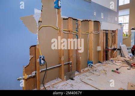 Fornitura di servizi di riparazione ristrutturazione in cucina di ristrutturazione casa, costruzione nuova cucina, mentre la vecchia è demolita Foto Stock