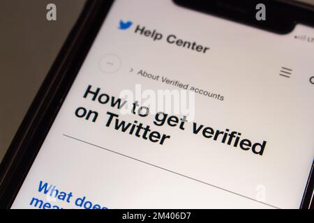 Vancouver, CANADA - Dicembre 9 2022 : come ottenere verificato su Twitter in Centro assistenza Twitter su iPhone. La verifica di Twitter è un sistema di account Twitter Foto Stock