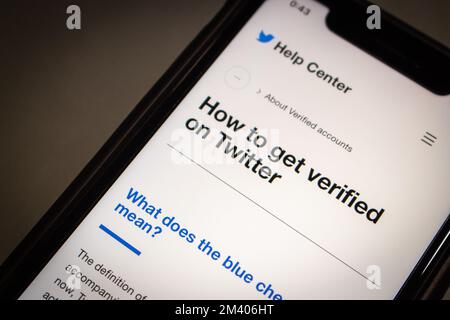 Vancouver, CANADA - Dicembre 9 2022 : come ottenere verificato su Twitter in Centro assistenza Twitter su iPhone. La verifica di Twitter è un sistema di account Twitter Foto Stock