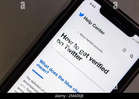 Vancouver, CANADA - Dicembre 9 2022 : come ottenere verificato su Twitter in Centro assistenza Twitter su iPhone. La verifica di Twitter è un sistema di account Twitter Foto Stock