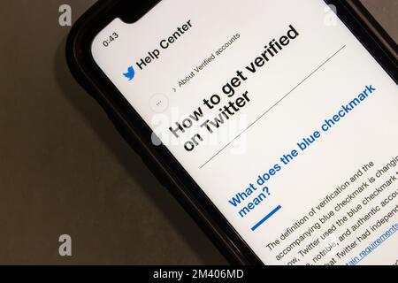 Vancouver, CANADA - Dicembre 9 2022 : come ottenere verificato su Twitter in Centro assistenza Twitter su iPhone. La verifica di Twitter è un sistema di account Twitter Foto Stock
