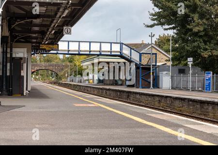 Stazione ferroviaria PAR sul binario senza treni sulla linea ferroviaria. Passeggeri in attesa. Foto Stock