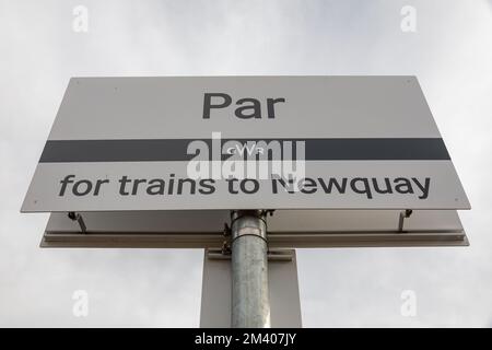 Segnaletica alla stazione ferroviaria Par in Cornovaglia per i treni per Newquay con la GWR, Great Western Railway. Foto Stock