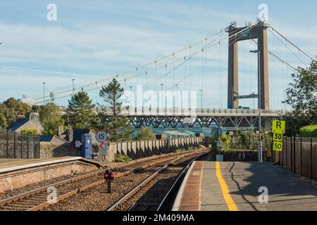Stazione ferroviaria di Saltash con vista sul Ponte Tamar Foto Stock