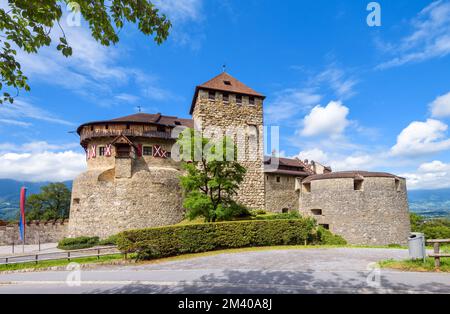 Vaduz castello in Liechtenstein, Europa. Vista panoramica della vecchia residenza reale di Vaduz e del cielo blu. Scenario del castello medievale, punto di riferimento di Vaduz in estate. Foto Stock