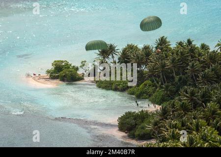 Isola di Murilo, Stati Federati di Micronesia. 06 dicembre 2022. Pacchetti umanitari paracadute a una laguna da un aereo giapponese Air Self-Defense Force C-130H Hercules assegnato al 401st tattico Airlift Squadron, durante l'operazione Christmas Drop, 6 dicembre 2022 a Murilo isola, Chuuuk, Micronesia. Operazione Christmas Drop è la più antica missione umanitaria e di soccorso in caso di disastri che offre 71.000 chili di cibo, regali e forniture per assistere le comunità remote dell'isola nel Pacifico meridionale. Credit: Yasuo Osakabe/US Airforce Photo/Alamy Live News Foto Stock