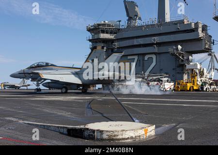 San Diego, Stati Uniti. 16th Dec, 2022. NEGLI STATI UNITI Navy F/A-18E Super Hornet Fighter Aircraft with the Flying Eagles of Strike Fighter Squadron 122, fa un atterraggio arrestato sul ponte di volo della portaerei di classe Nimitz USS Abraham Lincoln, 16 dicembre 2022 sull'Oceano Pacifico. Credit: MC3 Clayton Wren/Planetpix/Alamy Live News Credit: Planetpix/Alamy Live News Foto Stock