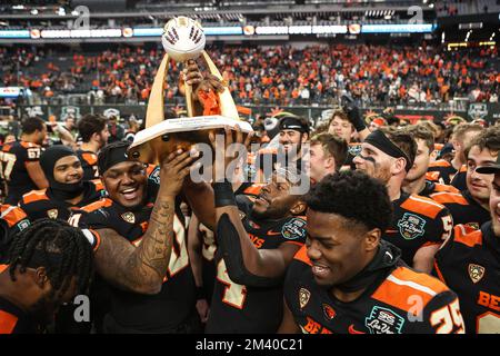 Las Vegas, Nevada, USA. 17th Dec, 2022. I giocatori dei Beavers dello Stato dell'Oregon festeggiano alla conclusione del SRS Distribution Las Vegas Bowl con i Florida Gators e i Oregon state Beavers all'Allegiant Stadium di Las Vegas, Nevada. Christopher Trim/CSM/Alamy Live News Foto Stock