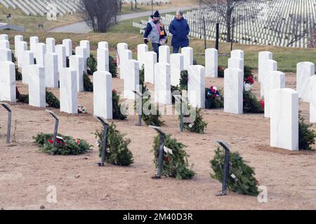 St Louis, Stati Uniti. 17th Dec, 2022. I visitatori passeranno davanti a nuove tombe, alcune senza lapidi, al Jefferson Barracks National Cemetery di St Louis, durante le corone in tutta l'America il sabato 17 dicembre 2022. 3.702 sedi partecipanti sono state incluse nelle corone nazionali durante l'America Day. Più di due milioni di volontari, un terzo dei quali erano bambini, hanno aiutato a mettere più di 2,7 milioni di corone di veterani sulle pietre di testa dei caduti in tutto il paese. Foto di Bill Greenblatt/UPI Credit: UPI/Alamy Live News Foto Stock