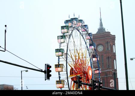 Berlino, Berlino-Mitte, Germania. 17th Dec, 2022. Berlin-Mitte: La ruota panoramica di 50 metri con le sue gondole panoramiche riscaldate. La vista si estende fino alla porta di Brandeburgo, Potsdamer Platz e anche alla torre della radio. (Credit Image: © Simone Kuhlmey/Pacific Press via ZUMA Press Wire) Foto Stock