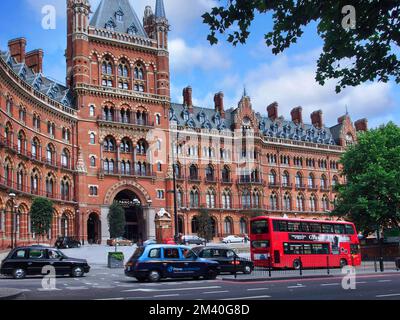 Londra, St Hotel nella stazione ferroviaria di Pancras, costruito originariamente nel 1865 e recentemente rinnovato Foto Stock