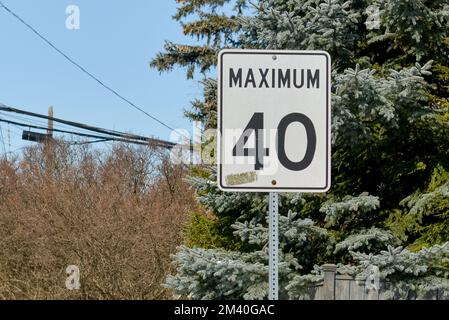 Toronto, ON, Canada – 08 dicembre 2022: Visualizza il segnale del limite di velocità massimo di 40 km in Canada Foto Stock