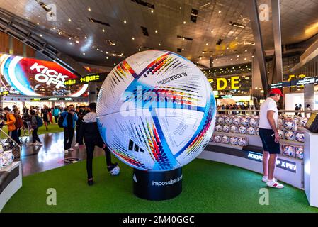 Adidas al Rihla il pallone ufficiale della Coppa del mondo FIFA 2022 in Qatar, presentato il 3 dicembre presso l'aeroporto internazionale di Hamad a Doha, in Qatar Foto Stock