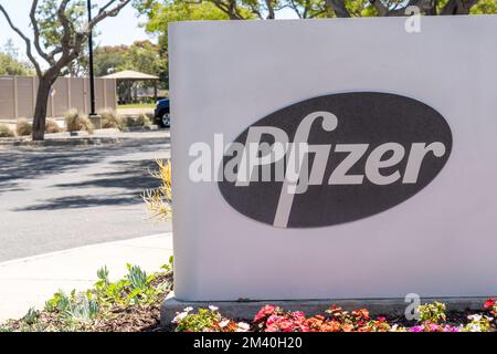 La Jolla, CA, USA - 9 luglio 2022: Primo piano dell'insegna Pfizer presso il campus Pfizer la Jolla a la Jolla, CA, USA. Foto Stock