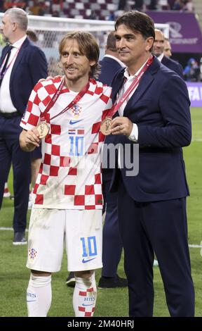 Luka Modric di Croazia e Coach di Croazia Zlatko Dalic festeggia in seguito alla Coppa del mondo FIFA 2022, terza partita di calcio tra Croazia e Marocco il 17 dicembre 2022 allo Stadio Internazionale Khalifa di al-Rayyan, Qatar - Foto: Jean Catuffe/DPPI/LiveMedia Foto Stock