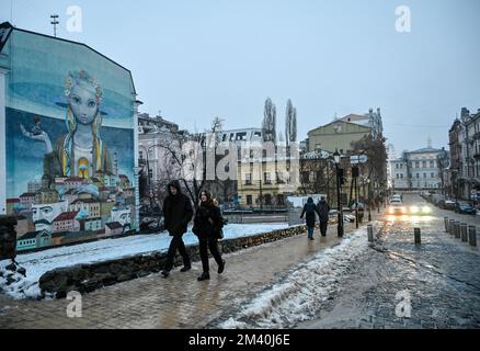 Kiev, Ucraina. 17th Dec, 2022. La gente sta camminando lungo la strada durante il blackout a Kyiv. L'esercito russo ha sferrato massicci attacchi missilistici alle infrastrutture energetiche ucraine. Dopo gravi danni alla rete elettrica in molte città dell'Ucraina, la National Power Company Ukrenergo ha introdotto blackout di emergenza e orari di energia elettrica. Credit: SOPA Images Limited/Alamy Live News Foto Stock