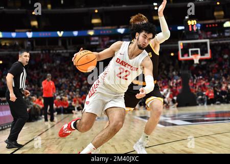 Chicago, Illinois, Stati Uniti. 17th Dec, 2022. Dayton Flyers Forward Mustapha Amzil (22) guida al basket durante la partita di pallacanestro NCAA tra Dayton vs Wyoming allo United Center di Chicago, Illinois. Dean Reid/CSM/Alamy Live News Foto Stock