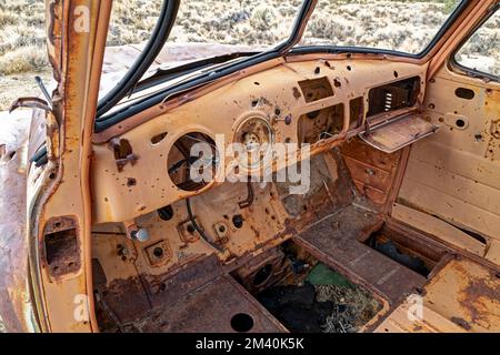 Cruscotto di un antico camion a pannelli abbandonato nel deserto del Nevada Foto Stock