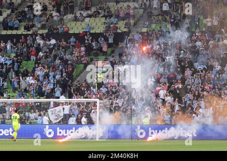 17 dicembre 2022: MELBOURNE, AUSTRALIA - 17 DICEMBRE: I tifosi protestano contro l'APL con un flares durante una a-League Men's Match tra Melbourne City e Melbourne Victory all'AAMI Park, il 17 dicembre 2022, a Melbourne, Australia (Credit Image: © Chris Putnam/ZUMA Press Wire) Foto Stock