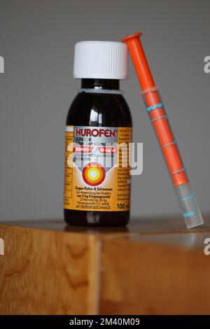 Berlino, Germania. 17th Dec, 2022. Vista del succo di febbre da Nurofen con il principio attivo ibuprofen. Credit: Jörg Carstensen/dpa/Alamy Live News Foto Stock