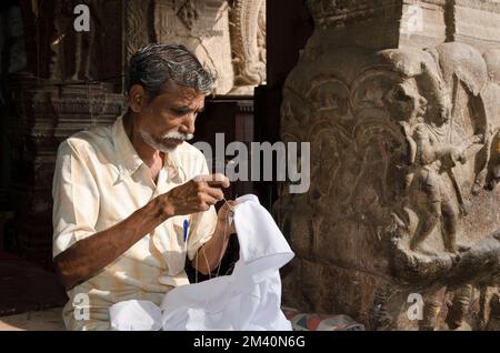 Tailors avendo un buon commercio davanti al tempiale di Menakshi-Sundareshwara Foto Stock