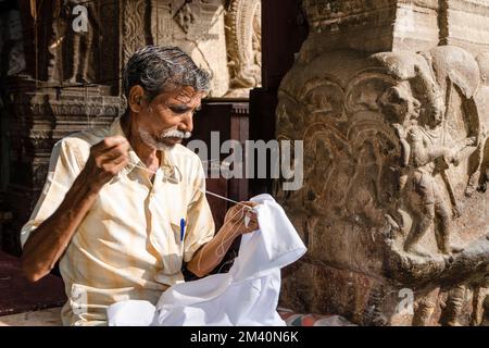 Tailors avendo un buon commercio davanti al tempiale di Menakshi-Sundareshwara Foto Stock