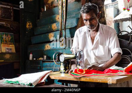 Tailors avendo un buon commercio davanti al tempiale di Menakshi-Sundareshwara Foto Stock