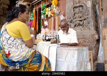 Tailors avendo un buon commercio davanti al tempiale di Menakshi-Sundareshwara Foto Stock